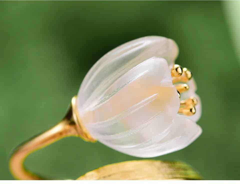 En gros plan le bijou fleur en cristal et dépassant cinq têtes de pistils de couleur or
